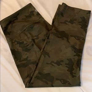 Camo wunder under crops size 6